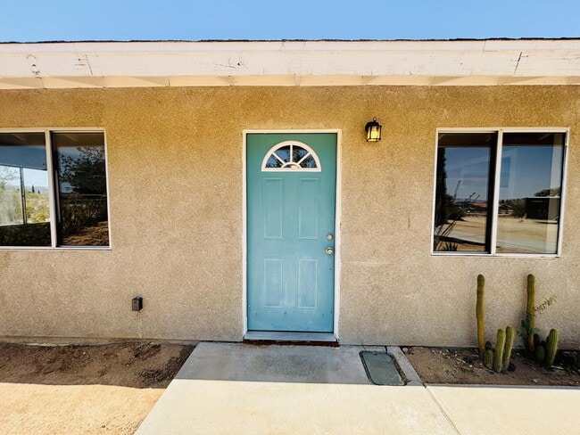 Building Photo - Charming 3-Bedroom with 2 Full Baths on th...
