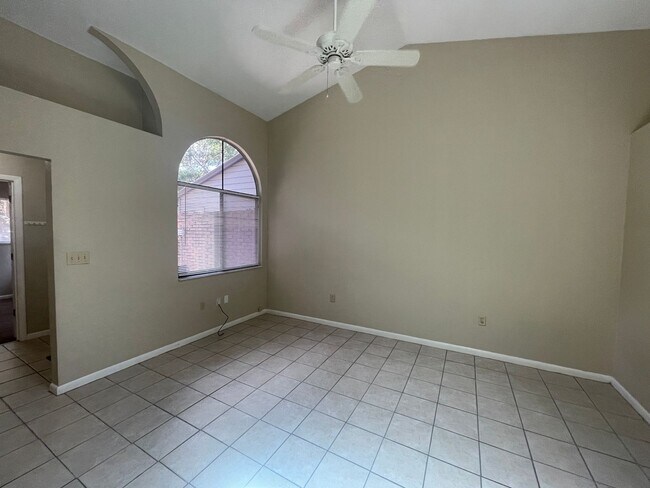 Foto del edificio - Discover the charm of Napier Oaks with this delightful 2-bedroom, 2-bathroom condo, perfectly sit...