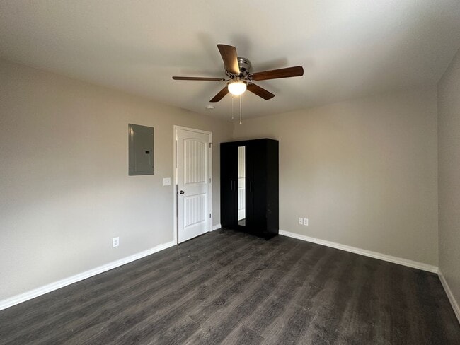 Building Photo - 1 Bedroom/1 Bathroom Triplex Unit in South...