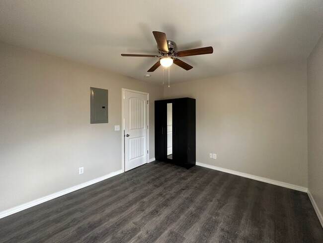 Foto del edificio - 1 Bedroom/1 Bathroom Triplex Unit in South...