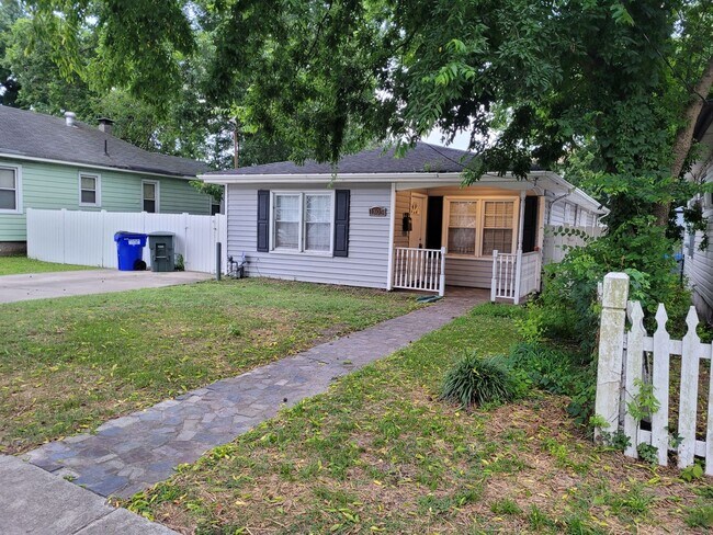Building Photo - Beautifully Updated 3 Bedroom, 2 Bath Ranc...