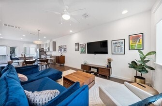 Building Photo - 814 N Bluff Dr