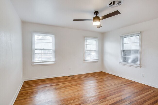 Building Photo - Pre Leasing for fall 2026! 4/3 in Medical District