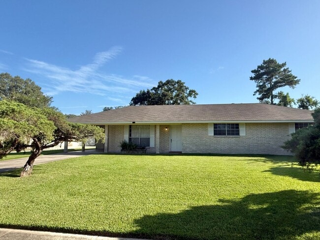 Spacious 3 bedroom 2 bath home in Zachary - Spacious 3 bedroom 2 bath home in Zachary