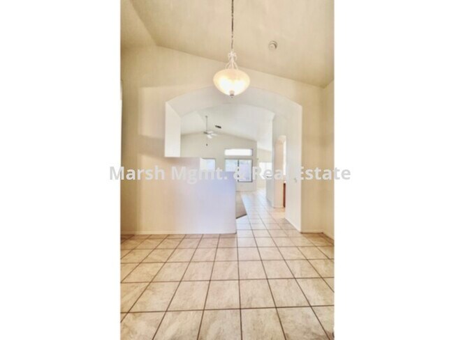 Nice 3 bedroom home with a den and private... photo'