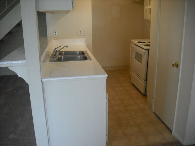 Foto del edificio - MODERN UPDATED TOWNHOUSE