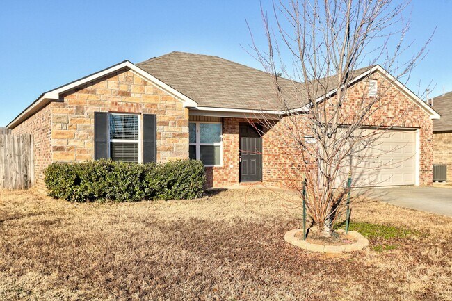 Building Photo - 3 Bed 2 Bath with Open Floor Plan in MWC