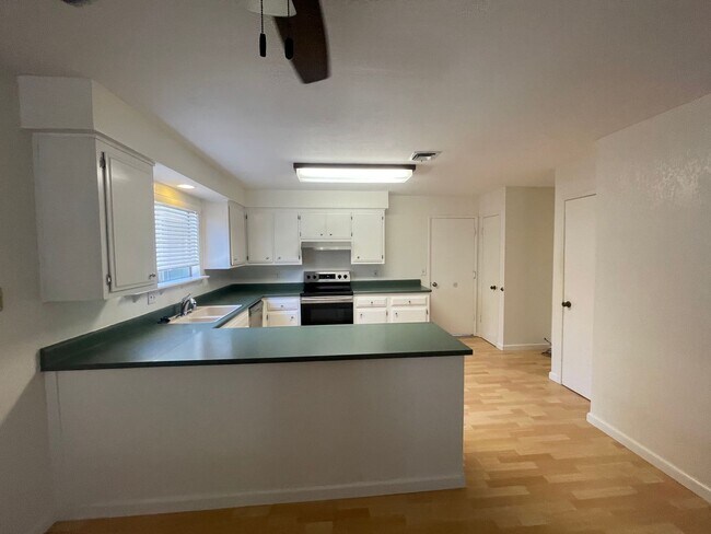 Foto del edificio - NICE SINGLE STORY HOME IN ROSEVILLE