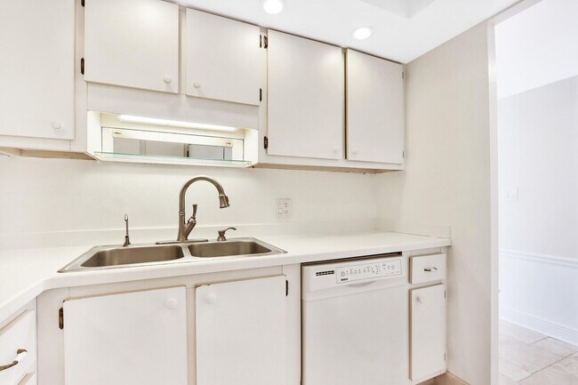 Building Photo - 900 Ocean Dr