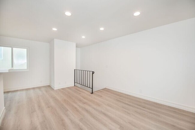 Foto del edificio - Downtown HB Remodled unit - 2 blocks from the sand