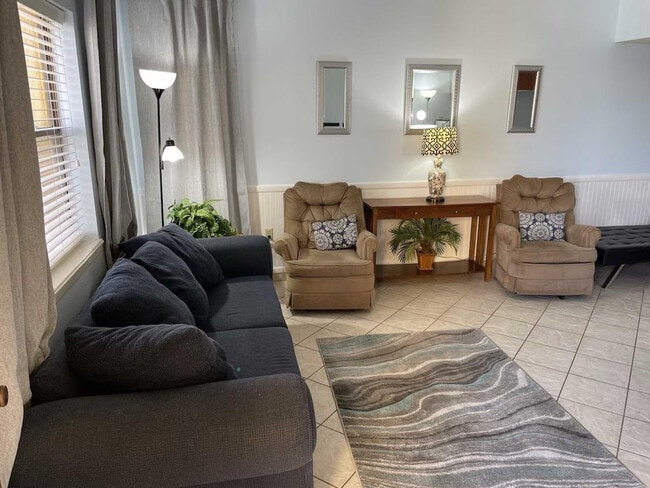 Building Photo - 121 E Venus Ln