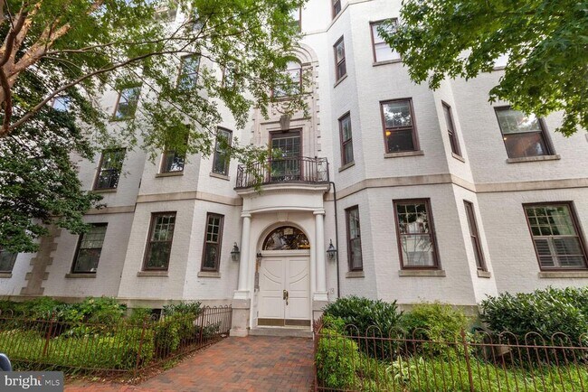 Foto del edificio - 3020 Dent Pl NW