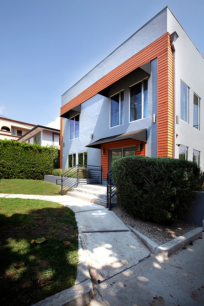 Building Photo - 1952 N Beachwood Dr
