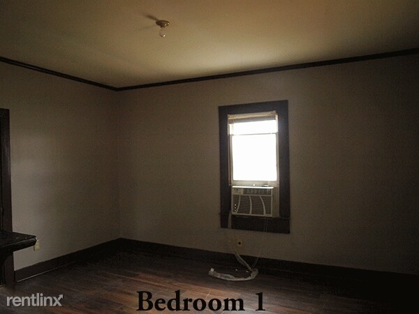 Building Photo - 139 Davis St N
