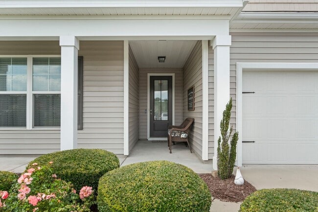 Foto del edificio - Available Now! Four bedroom, two bath home is Tuscany. Pet friendly!