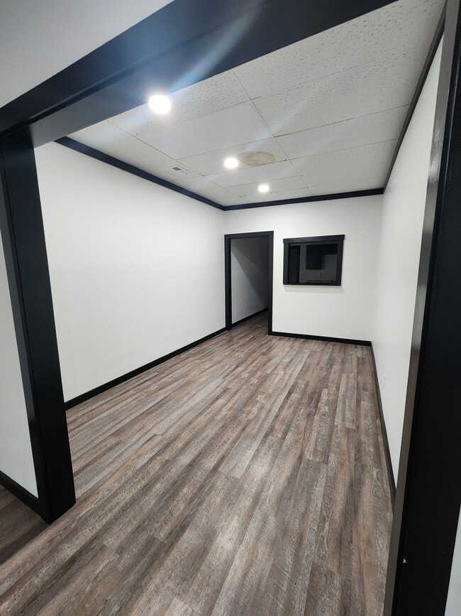 Building Photo - 1125 W 7th St