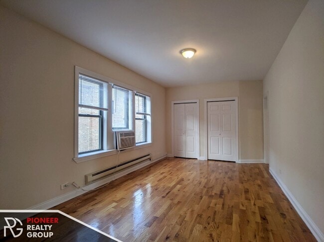 Foto del edificio - 3732 N Pine Grove Ave