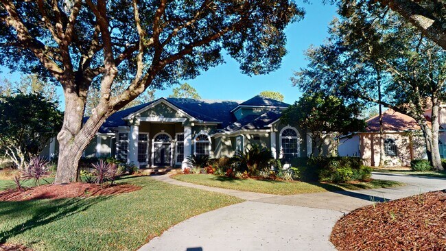 Foto del edificio - Stunning 5 Bed/4 Bath POOL Home in the bea...