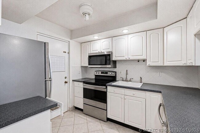 Building Photo - 2322 S Cypress Bend Dr