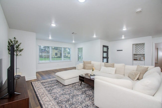 Building Photo - 8314 Greenbush St