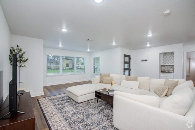 Building Photo - 8314 Greenbush St