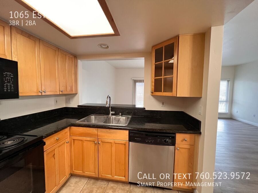 Foto principal - Spacious 3-Bedroom, 2-Bath Home with 2 car...