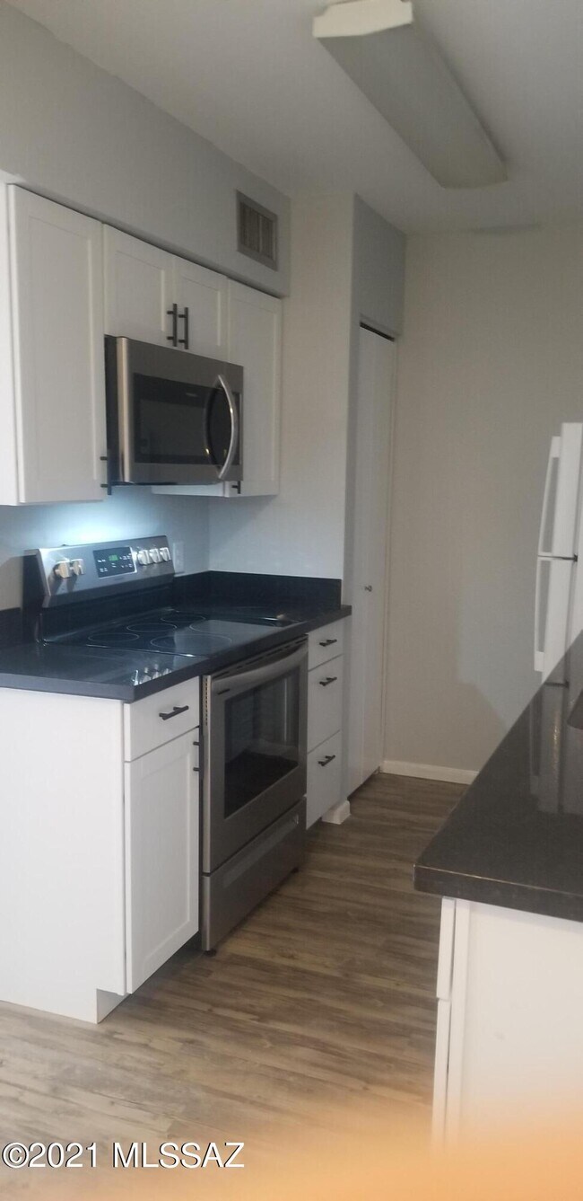 Foto del edificio - 9420 E Speedway Blvd