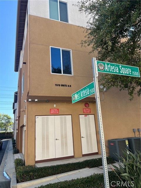 Building Photo - 1578 W Artesia Square