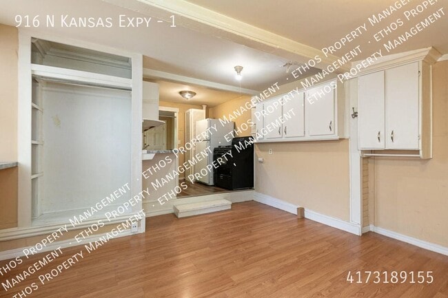Building Photo - 916 N Kansas Expy