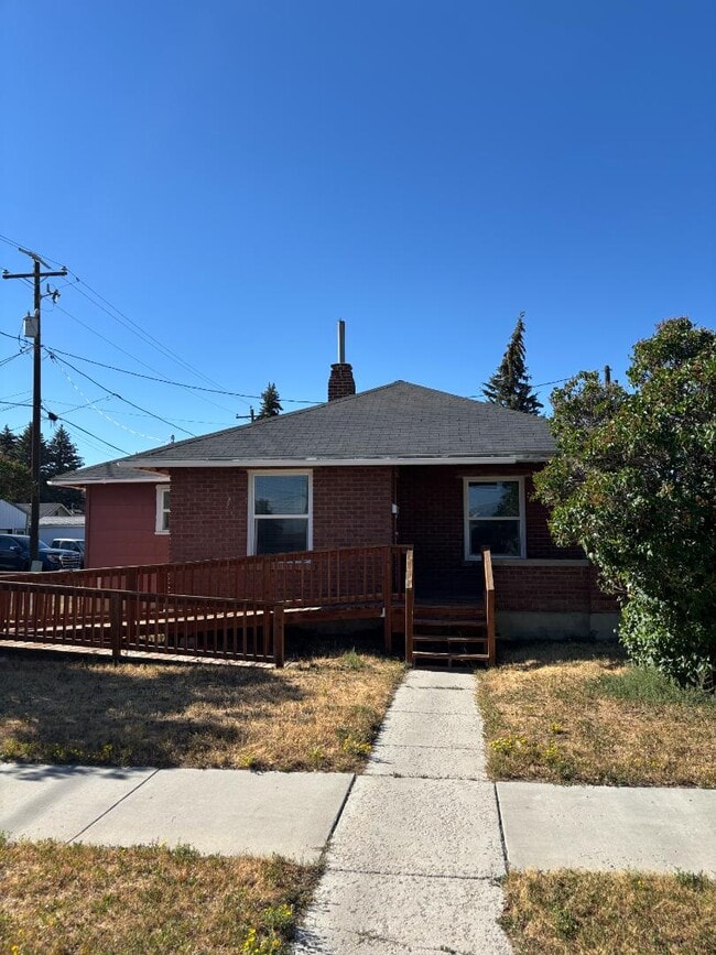 Building Photo - 411 Opal St
