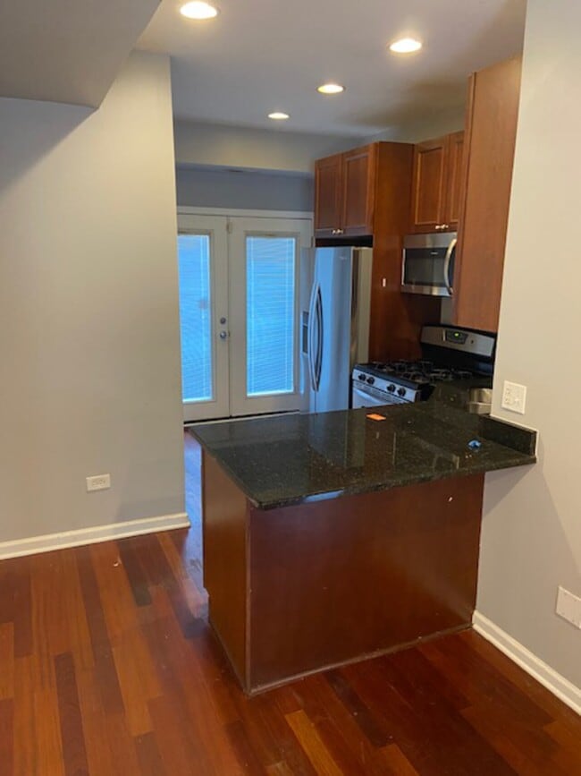 Building Photo - Greenleaf Condo