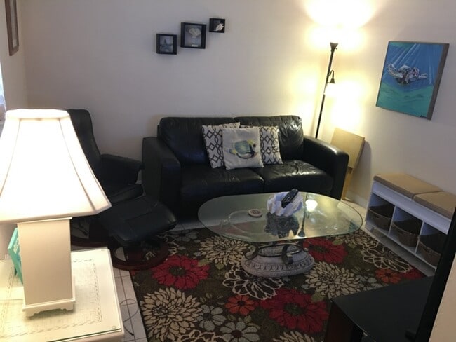 Building Photo - 211 Circle Dr