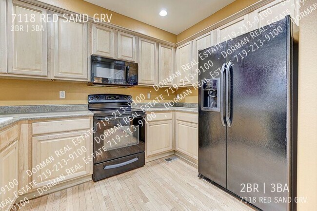 Building Photo - Townhome Close to Powers