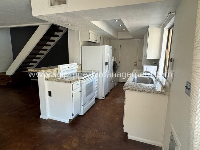 Foto del edificio - Modern Pointe Tapatio Community Townhome