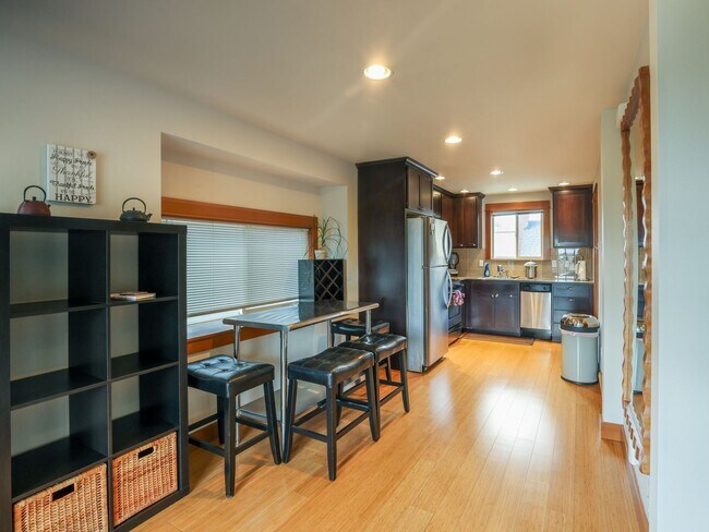 Building Photo - Charming 3-Bedroom Fully furnished Townhou...