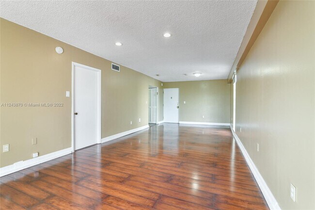 Foto del edificio - 3716 NE 168th St