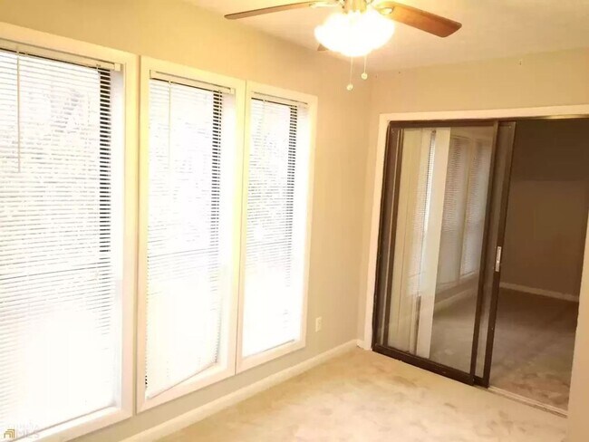 Foto del edificio - Room in 2 Bedroom Condo at Roberts Dr