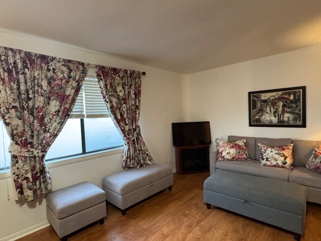 Foto del edificio - 247 Juniper Ave