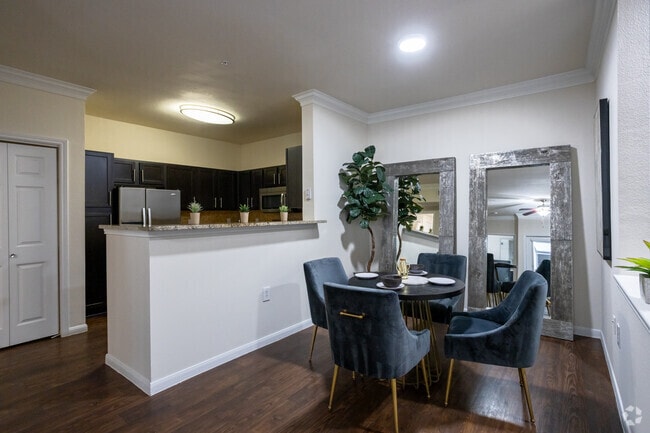 Photo - Luxury Uptown Apartment