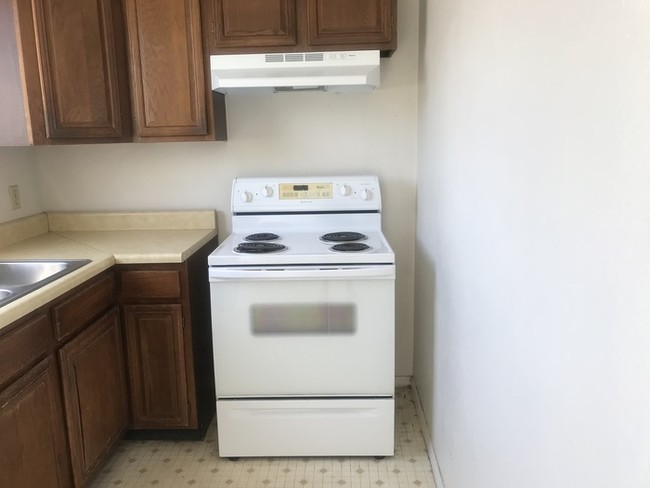Building Photo - 2 Bedroom 1 Bath Upstairs Apartment