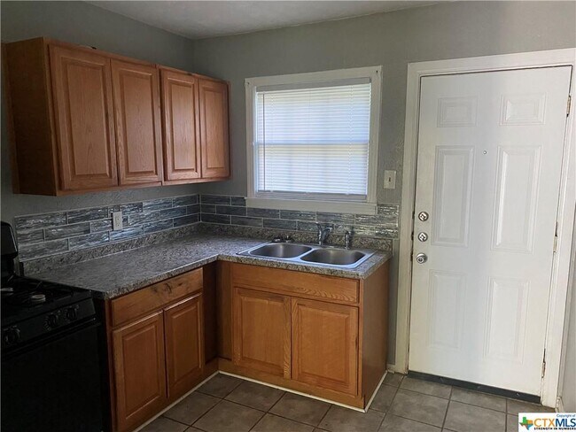 Building Photo - 710 Sutton Dr