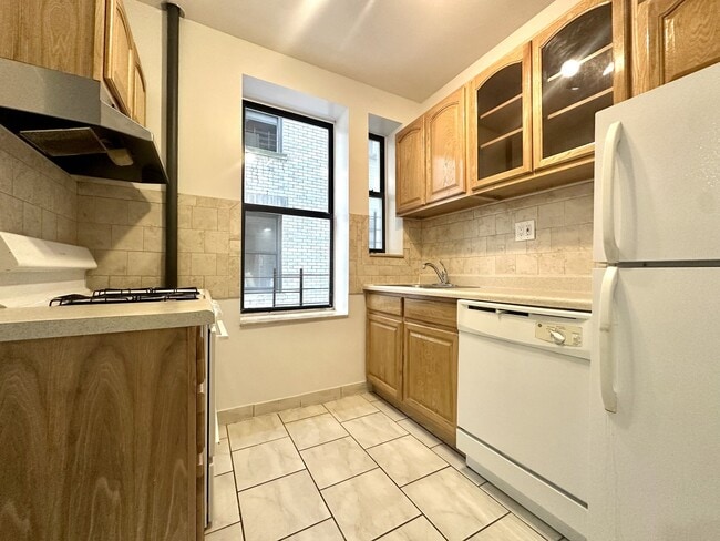 Building Photo - 610 W 150th St
