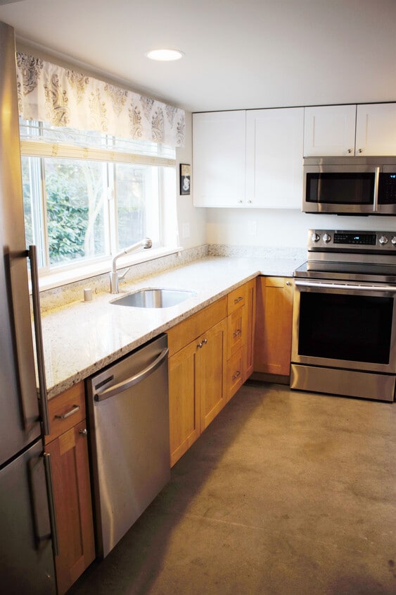 Granit countertop & stainless steel appliance - 3712 29th Ave W