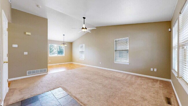 Foto del edificio - Spacious 3-Bed,2.5-Bath Home with Fenced Yard