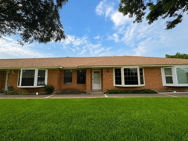 Building Photo - 301 E La Vista Ave