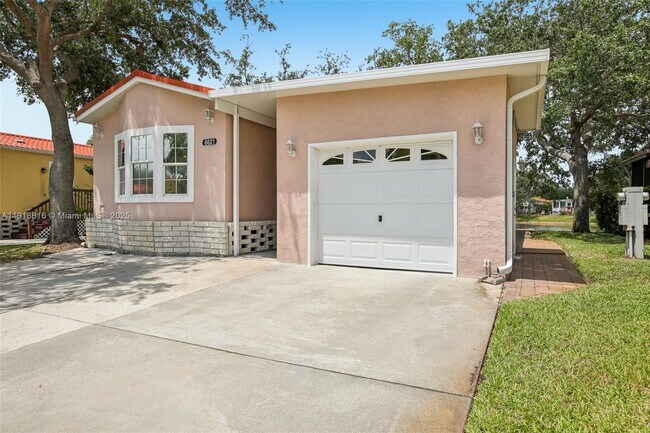 Building Photo - 6621 La Mesa Rd