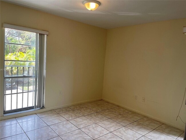 Building Photo - 6904 N Kendall Dr