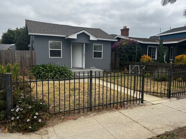 Foto del edificio - 12412 Gilmore Ave