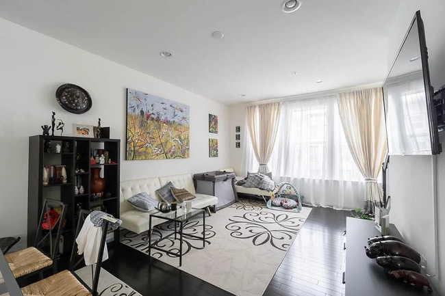 Building Photo - Stunning 3 BR/3.5 BA Townhome in Mayfair!