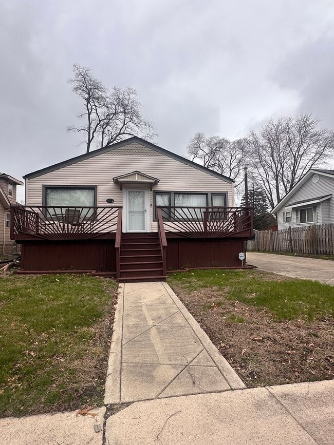Building Photo - 257 Fernwood St